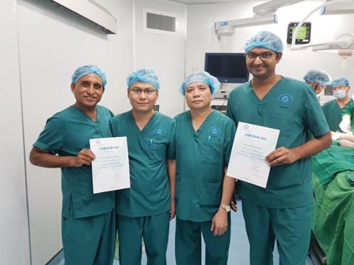 PGS.TS Trần Ngọc Lương trao chứng chỉ đào tạo cho học viên nước ngoài. 