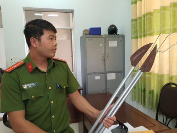Hung khí nhóm côn đồ "nhí" dùng để giải quyết mâu thuẫn tại huyện Đất Đỏ (Bà Rịa - Vũng Tàu).