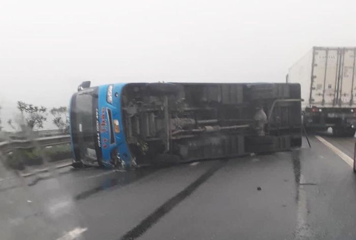 Xe khách chắn ngang cao tốc Nội Bài - Lào Cai. Ảnh: H.C.