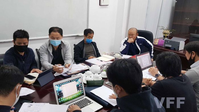 HLV Park Hang Seo và các cộng sự họp bàn