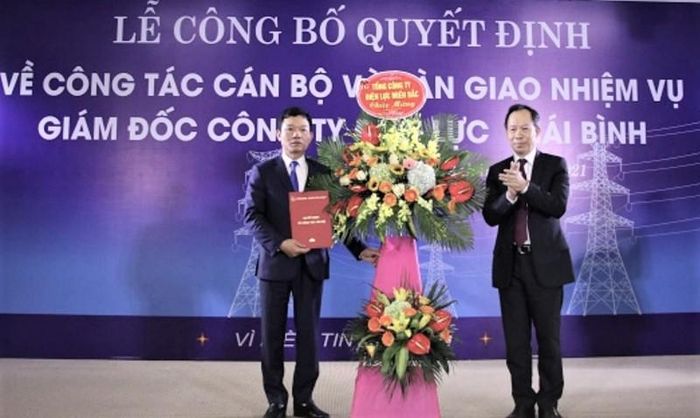Chủ tịch EVNNPC trao Quyết định bổ nhiệm cho ông Lê Bá Quyến. 