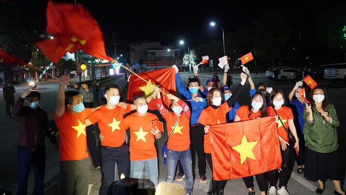 Một nhóm thanh niên hò reo ăn mừng tại trung tâm TP Chí Linh khi các chốt kiểm soát được tháo gỡ.