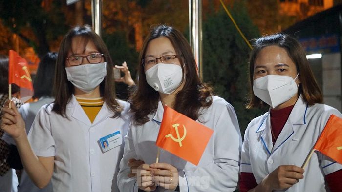 Chị Nguyễn Thủy Ngân (SN 1986, giữa ảnh) cùng đồng nghiệp vui mừng khi bước đầu hoàn thành nhiệm vụ hỗ trợ điều trị cho các bệnh nhân tại Bệnh viện dã chiến số 1. Nữ điều dưỡng chia sẻ, chị là một trong những nhân viên y tế có con nhỏ nên được ưu tiên làm nhiệm vụ vòng ngoài. Hơn một tháng qua, chị chỉ được về vài ngày nghỉ ngơi để thay ca dù ở gần viện. "Hôm nay, chính thức là ngày Tết của các cán bộ, nhân viên y tế và người dân. Tuy nhiên, chỉ vài ngày nghỉ ngơi lấy sức, chúng tôi sẽ tiếp nhận nhiệm vụ mới, phòng dịch trong trạng thái mới", chị Ngân nói.