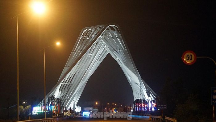 Tại phường Hoàng Tiến (TP Chí Linh) chốt kiểm soát COVID-19 đã được gỡ bỏ. Tuy nhiên, đầu cầu bên thị xã Đông Triều (Quảng Ninh) chưa được tháo gỡ. Nhiều phương tiện vận tải phải quay đầu ngay trong đêm.