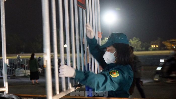 Nhiều nữ cán bộ dân quân, y tế tham gia các tổ công tác phòng chống COVID-19. Chị Lan, một nữ cán bộ trực chốt chia sẻ, rất vui mừng khi thành phố đã khoanh vùng, khống chế, dập dịch thành công và chuyển sang trạng thái mới. "Hôm nay, mới chính là ngày Tết của người dân Chí Linh. Mọi người hồ hởi từ sáng chờ lệnh tháo gỡ chốt phong tỏa", chị Lan nói.