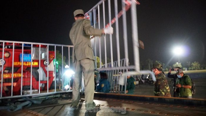 "Song song với việc phòng chống dịch bệnh, TP Chí Linh cần bắt tay vào hỗ trợ nông dân và doanh nghiệp tiêu thụ nông sản tồn đọng và đi vào sản xuất trở lại", ông Phạm Xuân Thăng nhấn mạnh.