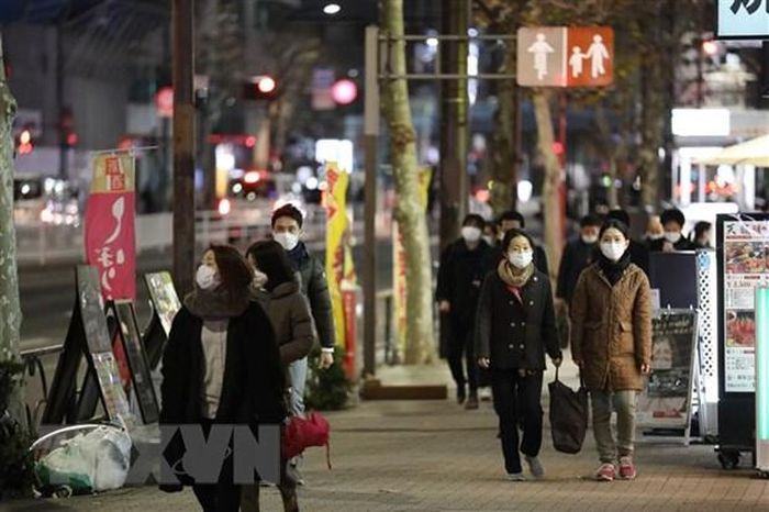 Người dân đeo khẩu trang phòng lây nhiễm COVID-19 tại Tokyo, Nhật Bản. (Ảnh: THX/TTXVN)