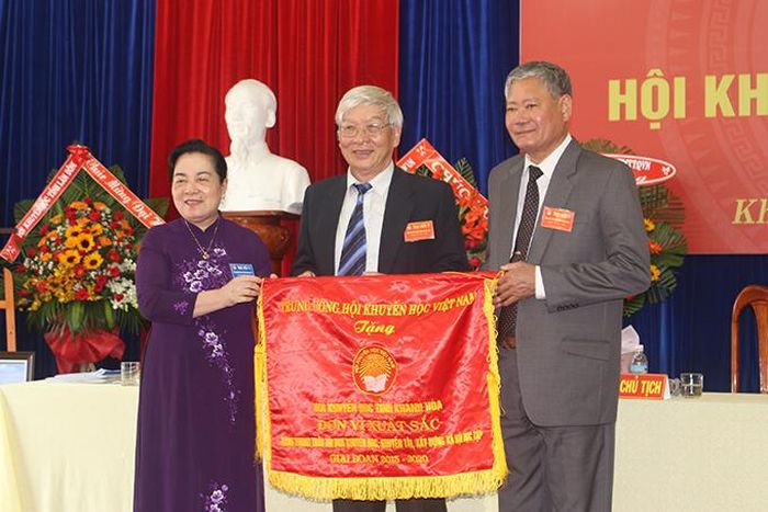 Bà Phạm Thị Hòe tặng cờ thi đua xuất sắc cho Hội Khuyến học tỉnh