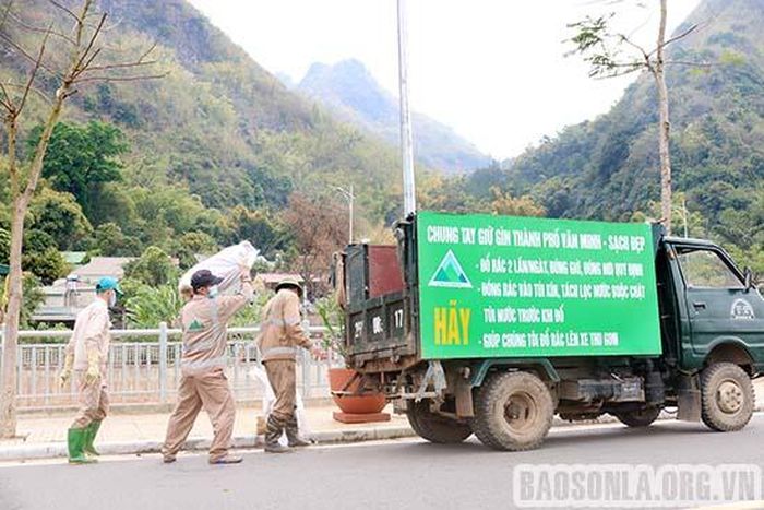 Sau đó các bao rác nhanh chóng được vận chuyển về điểm tập kết.
