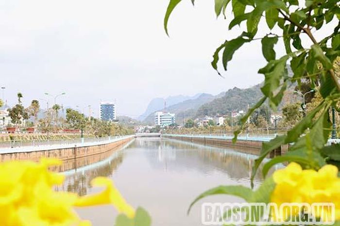 Dòng Nặm La mỗi ngày thêm trong xanh thơ mộng.