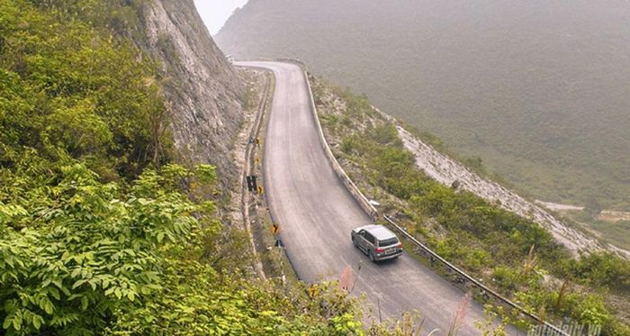 Khi điều khiển xe số tự động lên dốc, người lái xe phải để cần số ở vị trí D, tiếp tục giữ vững tay lái và không phải thay đổi thêm gì cả