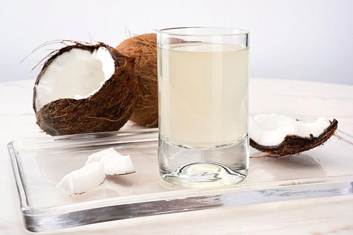  Vitamin C trong nước dừa sẽ làm mờ sẹo thâm trên da. Ảnh: Getty. 