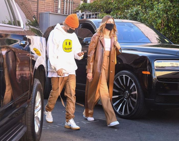  Bên cạnh đó, Justin Bieber hay diện đồ đồng điệu với vợ khi xuất hiện trên phố. Cặp sao chọn tông nâu và trắng để phối đồ xen kẽ. Ảnh: Getty. 