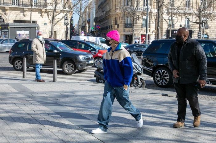  Ngày khác, Justin Bieber diện phong cách mang hơi hướm hip hop khi phối jeans ống rộng cùng áo khoác bomber. Giày sneakers là phụ kiện không thể thiếu trong trang phục thường ngày của giọng ca Yummy. Ảnh: Getty. 
