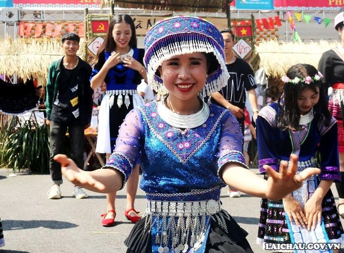 Thiếu nữ Mông tự tin biểu diễn bài múa của dân tộc trong lễ hội... (Ảnh tư liệu)