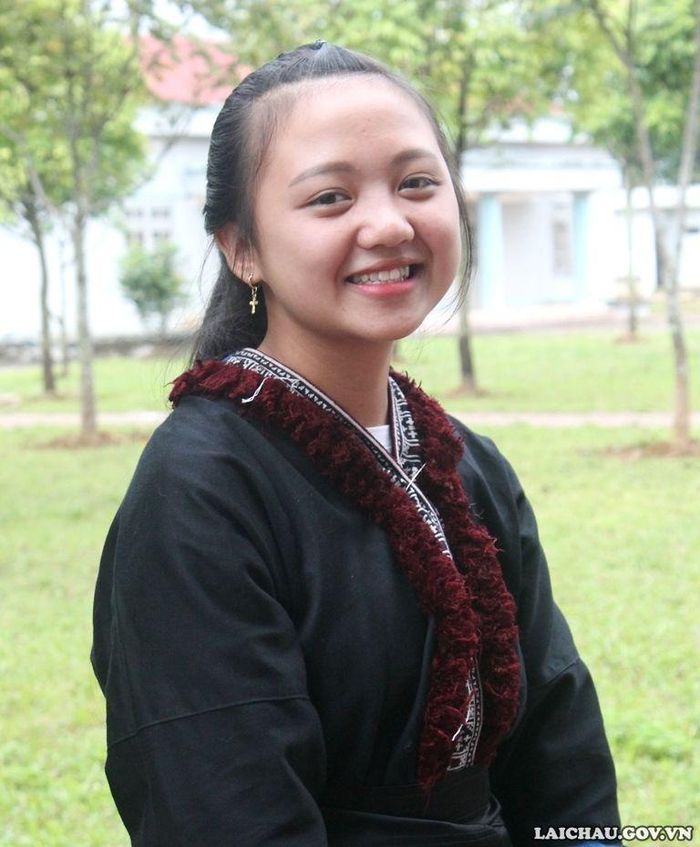 Ở tuổi trăng tròn thiếu nữ Dao đẹp giản dị trong trang phục truyền thống.