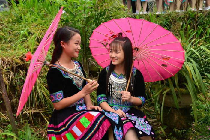 Thiếu nữ Mông e ấp tuổi xuân thì...