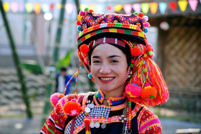 Phụ nữ Hà Nhì rạng rỡ bên trang phục truyền thống.