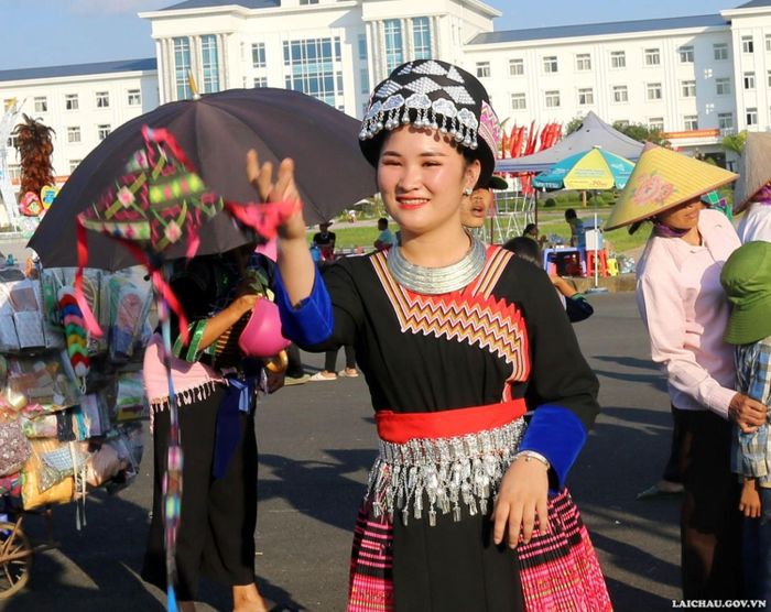 ... và chơi trò ném Pao Pao cùng trao duyên. (Ảnh tư liệu)