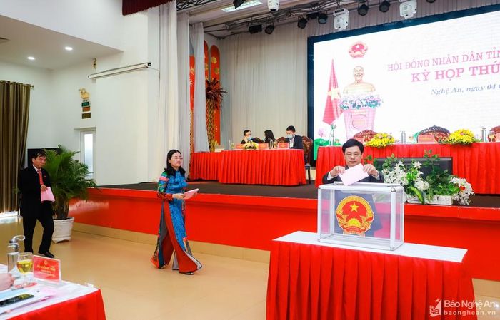 Các đồng chí Thường trực HĐND tỉnh bỏ phiếu bầu Chánh Văn phòng HĐND tỉnh, nhiệm kỳ 2016 - 2021. Ảnh: Thành Duy