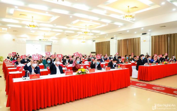 Các đại biểu biểu quyết thông qua dự thảo Nghị quyết xác nhận kết quả bầu bổ sung chức vụ Chánh Văn phòng HĐND tỉnh nhiệm kỳ 2016 - 2021 đối với bà Thái Thị An Chung - Ủy viên Ban Chấp hành Đảng bộ tỉnh. Ảnh: Thành Duy