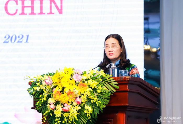 Đồng chí Cao Thị Hiền - Phó Chủ tịch HĐND tỉnh trình bày tờ trình bầu bổ sung chức danh Chánh Văn phòng HĐND tỉnh. Ảnh: Thành Duy