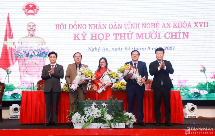 Lãnh đạo HĐND tỉnh và UBND tỉnh tặng hoa chúc mừng các đồng chí được bầu bổ sung và miễn nhiệm tại kỳ họp. Ảnh: Thành Duy