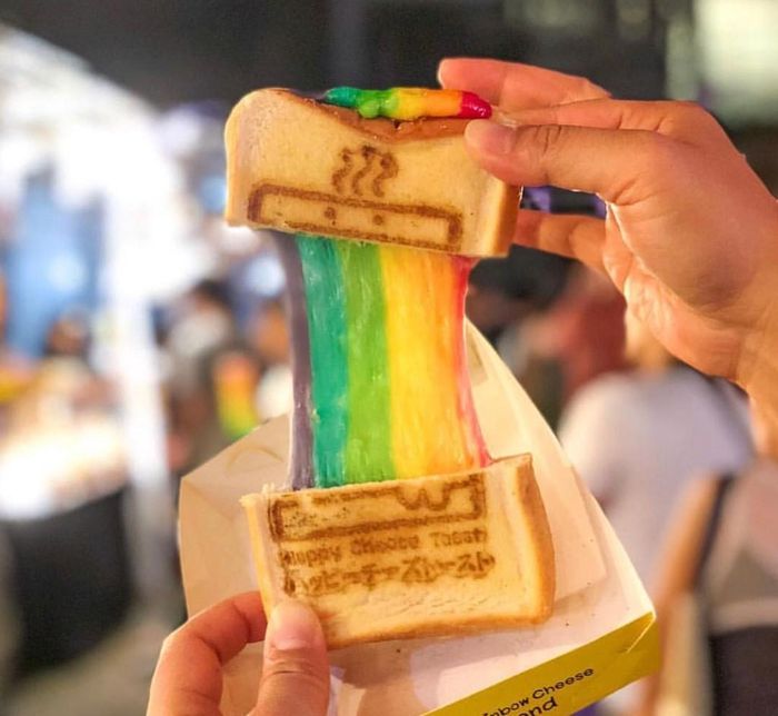 Bánh phô mai cầu vồng: Quán cà phê Happy Cheese Toast ở Thái Lan đã sáng tạo ra món bánh mì nướng giòn kẹp phô mai 7 sắc cầu vồng bên trong. Nhiều du khách đến Thái Lan không khỏi tò mò muốn biết món bánh hấp dẫn này có hương vị ra sao. Ảnh: Bkk_food.