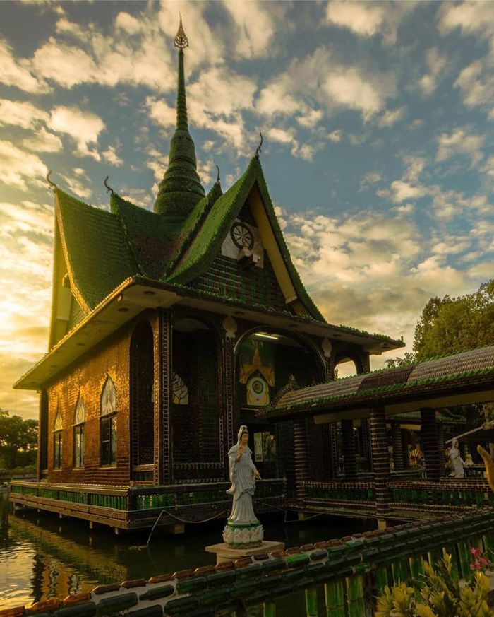 Ngôi chùa làm bằng chai thủy tinh: Chùa Wat Pa Maha Chedi Kaew tại Thái Lan được xây dựng từ 1,5 triệu chai thủy tinh. Với những chai thủy tinh đã qua sử dụng, người dân có thể mang đến để xây chùa thay vì vứt đi. Ảnh: Wetravelthailand.