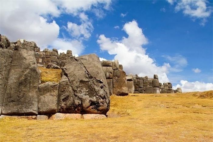 Những tàn tích của bức tường đá Sacsayhuaman có từ tiền Inca, được cho là pháo đài được xây dựng từ thế kỷ 12 bởi nền văn hóa Killke (văn hóa Killke chiếm đóng ở Nam Mỹ, đặc biệt phát triển rực rỡ nhất xung quanh khu vực Cusco của Peru từ năm 900 đến 1200 sau công nguyên, trước khi có sự chiếm của người Inca vào thế kỷ 13).