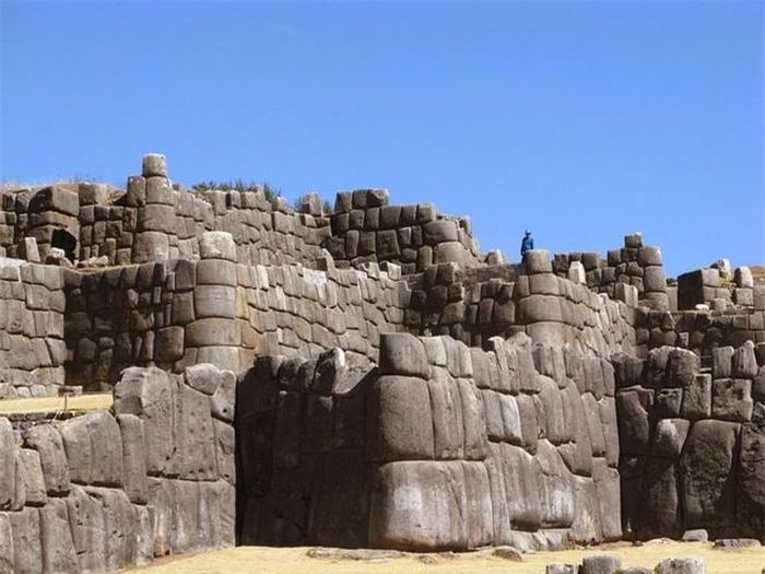 Khi người Tây Ban Nha chinh phục thành phố Cusco trong những năm 1500, họ bắt đầu phá bỏ cấu trúc đền đài này và mang những tảng đá nơi đây đi xây dựng thành phố mới, cũng như xây dựng những ngôi nhà cho người Tây Ban Nha giàu có nhất.