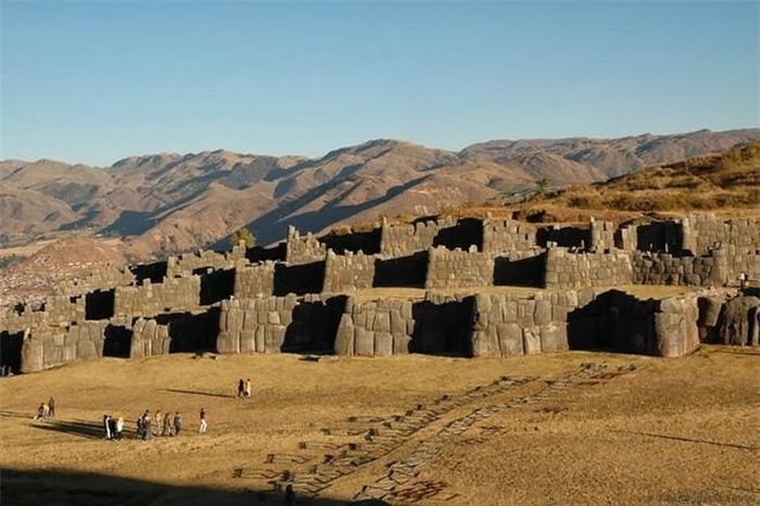 Sacsayhuaman được xây dựng như một pháo đài, khu liên hợp bao phủ cả một khu vực rộng lớn, nhưng có lẽ những gì còn sót lại mà chúng ta được nhìn thấy hiện nay chỉ chiếm 1/4 khu liên hợp ban đầu, một nơi mà có thể chứa hơn 10.000 người.