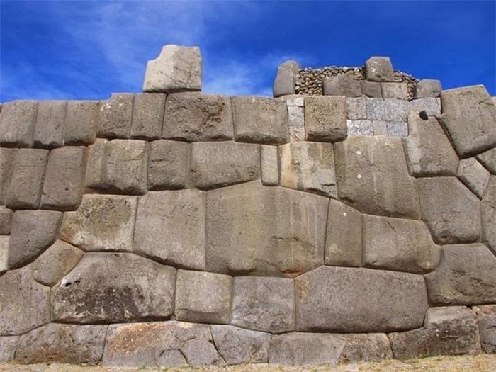 Giống như nhiều công trình xây dựng của Inca, các bức tường nơi đây được xây dựng rất lớn. Những tảng đá có hình dạng không đồng đều, nhưng khi đặt chúng lại với nhau thì phù hợp, vừa vặn trông giống như một trò chơi ghép hình, mà nét độc đáo của những công trình xây dựng Inca là không cần sự trợ giúp của vữa.