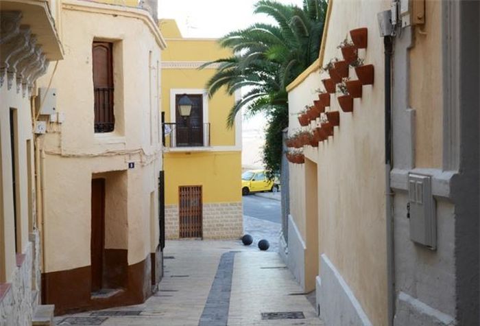 Vào ban ngày, Melilla là một thành phố vui vẻ, sôi động và đầy màu sắc. Khí hậu bán khô hạn Địa Trung Hải đảm bảo nhiệt độ trung bình hàng năm vào khoảng 18 º C. Bất kỳ thời điểm nào trong năm cũng là hoàn hảo cho kì nghỉ tại thành phố Melilla.