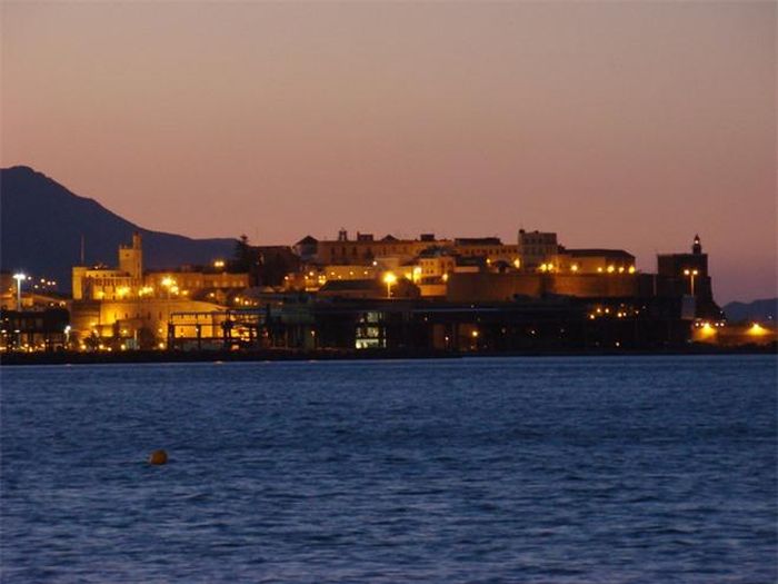 Khi màn đêm buông xuống, Melilla là một thành phố dành cho giới trẻ vui vẻ và tận hưởng cuộc sống về đêm, người ta có thể thưởng thức một buổi tối đầy sôi động ở các câu lạc bộ, vũ trường hiện đại nhất hay thư giãn trong các quán rượu truyền thống, nơi mà những cuộc trò chuyện hòa quyện vào nhịp điệu khác nhau của những nhạc cụ truyền thống.