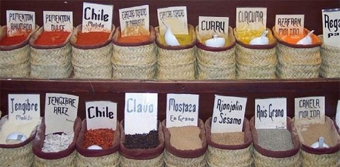 Khu vực mua sắm ở Melilla có đầy đủ của các cửa hàng của người Hồi giáo, người Do thái và thương nhân Ấn Độ. Ở đây người ta có thể mua đồ trang sức bằng vàng bạc đá quý, các mặt hàng thủ công bằng da, tranh treo tường, đồ gốm địa phương cũng như những thiết kế quần áo, phụ kiện và giày dép đẹp mắt. Bên cạch đó, người ta cũng có thể tìm thấy các khu vực gợi lên bầu không khí đầy màu sắc ở khu chợ trời châu Phi, với tất cả các lợi thế của một thành phố phương Tây.