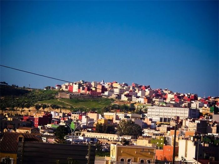 Nguồn gốc của thành phố Melilla đến từ thực dân Phoenicia ở phía tây Địa Trung Hải, và kể từ thế kỷ thứ 6 trước công nguyên Melilla là một phần của đế chế La Mã. Tiếp đó, khu vực Melilla bị chinh phục bởi những người hồi giáo vào cuối thế kỷ thứ 7. Đến những thế kỷ sau đó, thành phố Melilla lại tiếp tục bị người Bồ Đào Nha, Pháp, Ma-rốc xâm chiếm và ngày nay Melilla trở thành một vùng đất tự trị của Tây Ban Nha.