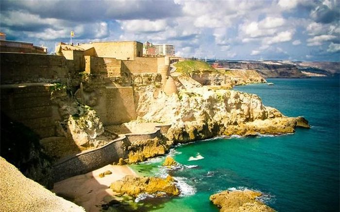 Ngoài ẩm thực, Melilla cũng là một nơi tuyệt vời để mua sắm. Do sự đa dạng trong văn hóa mà ẩm thực và mua sắm ở thành phố đều có giá cả thấp hơn ở Tây Ban Nha, do ở Melilla được hưởng lợi thế tài chính nên thành phố cho phép nhiều sản phẩm hàng hóa được bán với giá rẻ và miễn thuế.