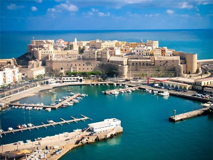 Melilla tập hợp tất cả những bí ẩn của châu Phi và lịch sử của Tây Ban Nha. Thành phố Melilla là một cửa sổ mà từ đó bạn có thể ngắm hai châu lục Phi - Âu, là một vùng đất ở Bắc Phi đã hơn 500 năm được đắm mình trong vùng biển Địa Trung Hải xinh đẹp, nơi mà người ta có thể tìm đến để thưởng thức hương vị cuộc sống sôi động, náo nhiệt, một nơi mà pha trộn nhiều nền văn hóa độc đáo.