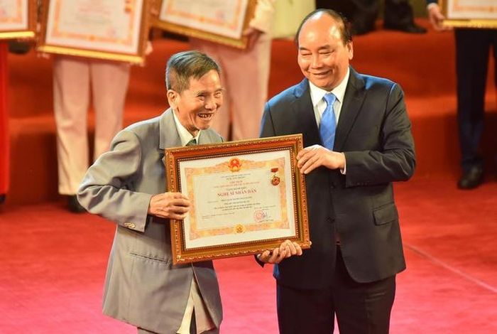 NSND Trần Hạnh đón danh hiệu NSND ở tuổi 90