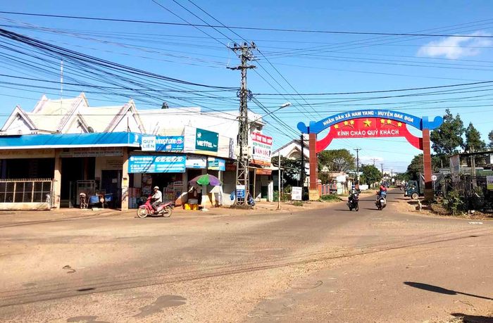 Hệ thống đường giao thông ở xã Nam Yang được đầu tư xây dựng khang trang, rộng rãi. Ảnh: Lê Hòa