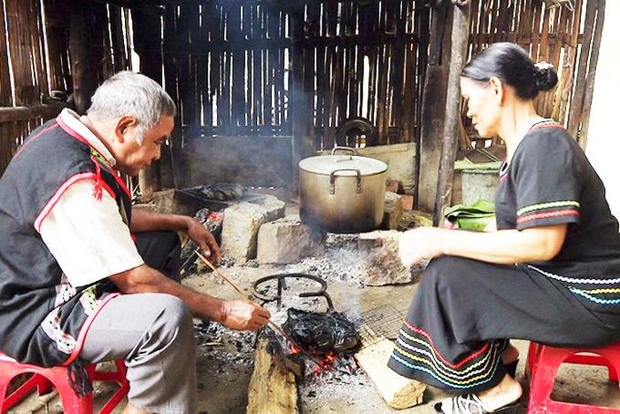  Ông Cao Thiên và vợ nấu món ăn truyền thống của người Raglai. 