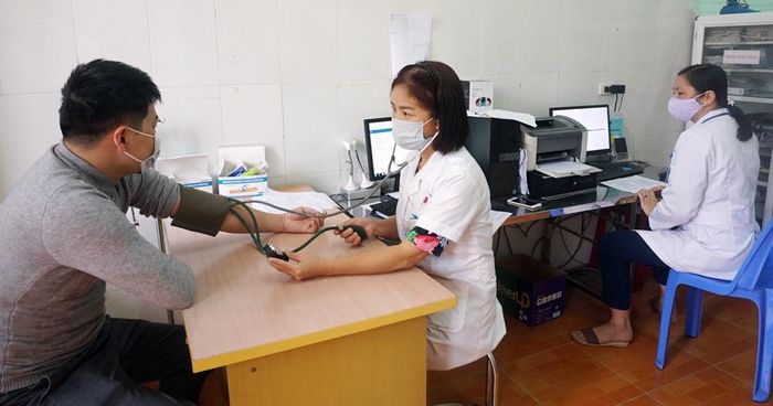 Cán bộ y tế Trạm Y tế thị trấn Lâm Thao, huyện Lâm Thao khám sàng lọc cho người dân đi từ vùng dịch về địa phương