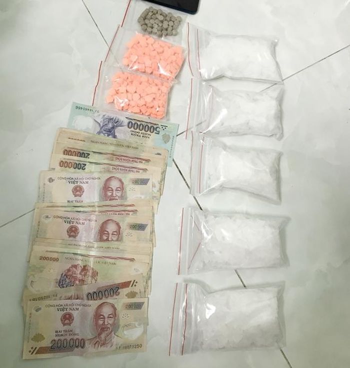 Đối tượng Phước cùng tang vật. 