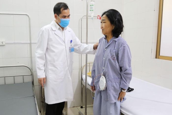 Bệnh nhân có thể đứng dậy, vận động ngay một ngày sau ca phẫu thuật. Ảnh: BVCC.