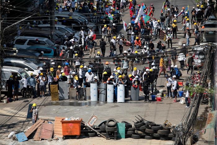 Người biểu tình ở Yangon hôm 4/3. Ảnh: Reuters.