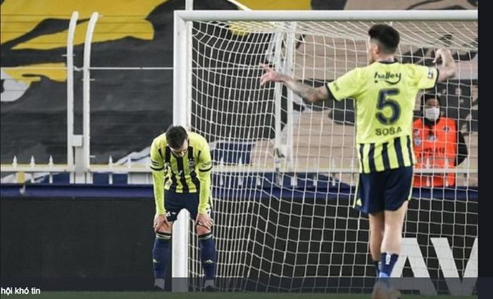 Ozil bỏ lỡ khó tin trong trận đấu tối 4/3.