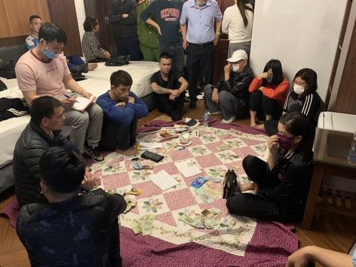 “Sới bạc” tại phòng 901 Nhà nghỉ Kim Cương thuộc phường Hồng Hải, thành phố Hạ Long.
