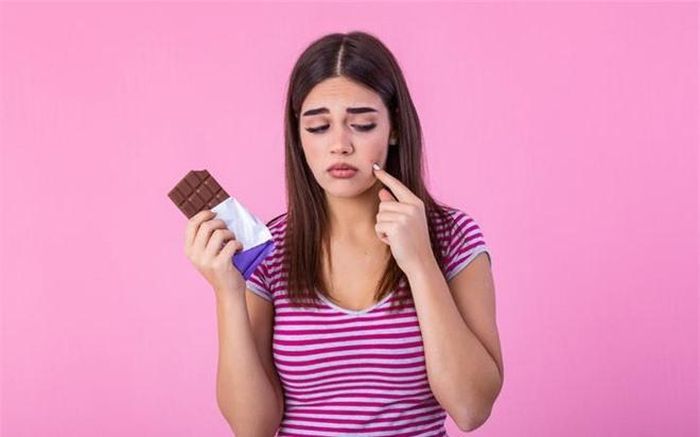 Lầm tưởng 2: Ăn chocolate gây mụn trứng cá.Không có mối liên hệ nào giữa chocolate và sự bùng phát mụn trứng cá được chứng minh. Hiểu lầm này bắt nguồn từ các nghiên cứu tìm thấy sự liên quan giữa sữa và mụn trứng cá. Nhưng nhiều nghiên cứu khác cũng cho thấy không có bằng chứng về vấn đề này. Tuy nhiên, bạn vẫn cảm thấy lo lắng, hãy sử dụng thực phẩm không chứa sữa như chocolate đen. Ảnh:Skinkraft.