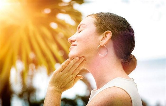 Lầm tưởng 4: Sử dụng kem chống nắng gây mụn.Nếu có da nhạy cảm, bạn hãy cẩn thận khi chọn kem chống nắng. Nếu sở hữu làn da bình thường, bạn không cần lo ngại về các loại kem này. Dù một số sản phẩm kem chống nắng chứa thành phần gây hại cho da, nó cũng không phải nguyên nhân gây mụn. Ngoài ra, nó còn có tác dụng ngăn ngừa cháy nắng và ung thư da. Ảnh:Stylecraze.